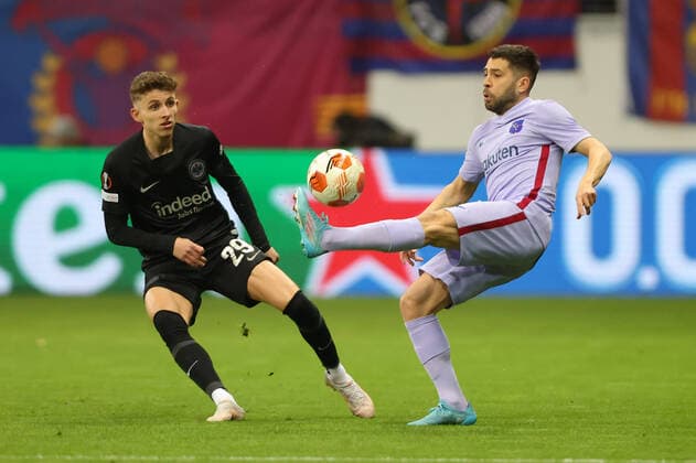 Eintracht Frankfurt - FC Barcelona, Barca UEFA Europa League Jesper Lindström (Eintracht Frankfurt, 29) gegen Jordi Alba (FC Barcelona, 18). Viertelfinal-Hinspiel der UEFA Europa League zwischen Eintracht Frankfurt und dem FC Barcelona am 7. April 2022 im Deutsche Bank Park in Frankfurt am Main., Frankfurt am Main Hessen Deutschland Deutsche Bank Park