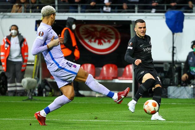 Frankfurt am Main, 07.04.2022 xjfx Fussball UEFA Europa League, Eintracht Frankfurt - FC Barcelona, Barca emspor, emonline, v.l., Ronald Araujo (FC Barcelona), Filip Kostic (Eintracht Frankfurt) Copyright: JoaquimxFerreira