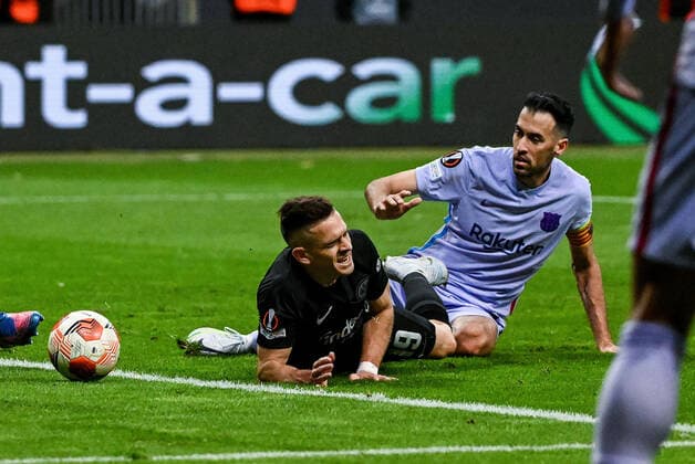 07.04.2022, xpsx, Fussball UEFA Europa League Viertelfinale, Eintracht Frankfurt - FC Barcelona, Barca v.l. foul kein elfmeter Rafael Borre (Eintracht Frankfurt), Sergio Busquets (FC Barcelona) (DFL DFB REGULATIONS PROHIBIT ANY USE OF PHOTOGRAPHS as IMAGE SEQUENCES and or QUASI-VIDEO) emspor Frankfurt