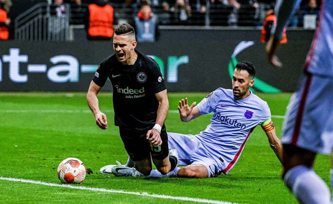 Sport Bilder des Tages 07.04.2022, xpsx, Fussball UEFA Europa League Viertelfinale, Eintracht Frankfurt - FC Barcelona, Barca v.l. foul kein elfmeter Rafael Borre (Eintracht Frankfurt), Sergio Busquets (FC Barcelona) (DFL DFB REGULATIONS PROHIBIT ANY USE OF PHOTOGRAPHS as IMAGE SEQUENCES and or QUASI-VIDEO) emspor Frankfurt