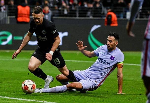 07.04.2022, xpsx, Fussball UEFA Europa League Viertelfinale, Eintracht Frankfurt - FC Barcelona, Barca v.l. foul kein elfmeter Rafael Borre (Eintracht Frankfurt), Sergio Busquets (FC Barcelona) (DFL DFB REGULATIONS PROHIBIT ANY USE OF PHOTOGRAPHS as IMAGE SEQUENCES and or QUASI-VIDEO) emspor Frankfurt