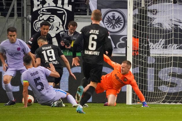 Sergio Besquets FC Barcelona, Barca Barca) foult Rafael Santos Borre (Eintracht Frankfurt) - Elfmeter, der aber nicht gegeben wird nach VAR - Frankfurt 07.04.2022: Eintracht Frankfurt vs. FC Barcelona, UEFA Europa League, Viertelfinale, Hinspiel