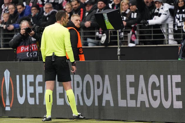 Schiedsrichter Srdjan Jovanovic sichtet den Videobeweis und nimmt den Elfmeter zurück - Frankfurt 07.04.2022: Eintracht Frankfurt vs. FC Barcelona, Barca UEFA Europa League, Viertelfinale, Hinspiel