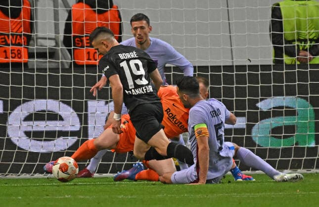 07.04.2022, xjhx, Fussball UEFA Europa League, Eintracht Frankfurt - FC Barcelona, Barca emspor, v.l. Marc Andre ter Stegen (FC Barcelona) Rafael Borre, Rafael Santos Borre Maury (Eintracht Frankfurt) Sergio Busquets (FC Barcelona) Zweikampf, Aktion, action, battle for the ball vermeintlicher Elfmeter VAR Schiedsrichter Srdjan Jovanovic (Serbien) (DFL DFB REGULATIONS PROHIBIT ANY USE OF PHOTOGRAPHS as IMAGE SEQUENCES and or QUASI-VIDEO) Frankfurt am Main
