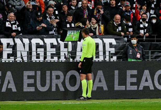 07.04.2022, xpsx, Fussball UEFA Europa League Viertelfinale, Eintracht Frankfurt - FC Barcelona, Barca v.l. schiedsrichter Srdjan Jovanovic Videobeweis kein Elfmeter (DFL DFB REGULATIONS PROHIBIT ANY USE OF PHOTOGRAPHS as IMAGE SEQUENCES and or QUASI-VIDEO) emspor Frankfurt