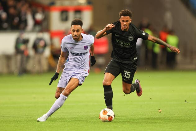Eintracht Frankfurt - FC Barcelona, Barca UEFA Europa League Pierre-Emerick Aubameyang (FC Barcelona, 25) gegen Lucas Silva Melo, Tuta (Eintracht Frankfurt, 35). Viertelfinal-Hinspiel der UEFA Europa League zwischen Eintracht Frankfurt und dem FC Barcelona am 7. April 2022 im Deutsche Bank Park in Frankfurt am Main., Frankfurt am Main Hessen Deutschland Deutsche Bank Park