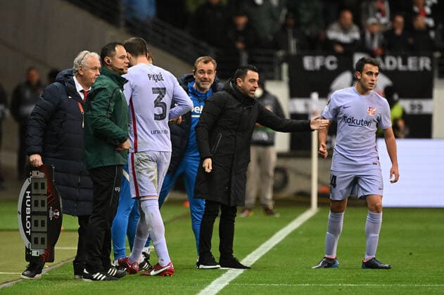 07.04.2022, xjhx, Fussball UEFA Europa League, Eintracht Frankfurt - FC Barcelona, Barca emspor, v.l. Auswechslung Gerard Pique (FC Barcelona) Xavi - Xavier Hernandez Creus (Trainer Head Coach FC Barcelona) (DFL DFB REGULATIONS PROHIBIT ANY USE OF PHOTOGRAPHS as IMAGE SEQUENCES and or QUASI-VIDEO) Frankfurt am Main