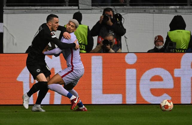 07.04.2022, xjhx, Fussball UEFA Europa League, Eintracht Frankfurt - FC Barcelona, Barca emspor, v.l. Filip Kostic (Eintracht Frankfurt) Ronald Araujo (FC Barcelona) Zweikampf, Aktion, action, battle for the ball (DFL DFB REGULATIONS PROHIBIT ANY USE OF PHOTOGRAPHS as IMAGE SEQUENCES and or QUASI-VIDEO) Frankfurt am Main