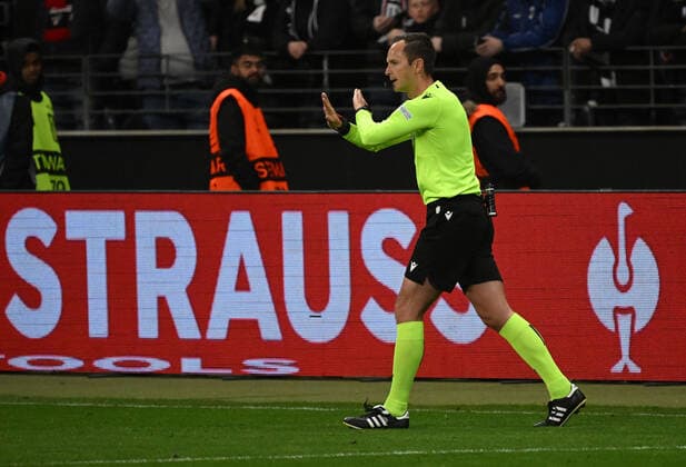 07.04.2022, xjhx, Fussball UEFA Europa League, Eintracht Frankfurt - FC Barcelona, Barca emspor, v.l. Schiedsrichter Srdjan Jovanovic (Serbien) nach dem VAR Videobeweis kein Elfmeter (DFL DFB REGULATIONS PROHIBIT ANY USE OF PHOTOGRAPHS as IMAGE SEQUENCES and or QUASI-VIDEO) Frankfurt am Main