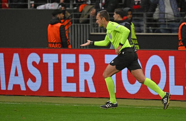 07.04.2022, xjhx, Fussball UEFA Europa League, Eintracht Frankfurt - FC Barcelona, Barca emspor, v.l. Schiedsrichter Srdjan Jovanovic (Serbien) nach dem VAR Videobeweis kein Elfmeter (DFL DFB REGULATIONS PROHIBIT ANY USE OF PHOTOGRAPHS as IMAGE SEQUENCES and or QUASI-VIDEO) Frankfurt am Main