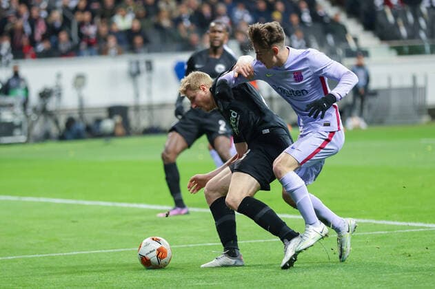 Eintracht Frankfurt - FC Barcelona, Barca UEFA Europa League Martin Hinteregger (Eintracht Frankfurt, 13) schneller als Gavi (FC Barcelona, 30). Viertelfinal-Hinspiel der UEFA Europa League zwischen Eintracht Frankfurt und dem FC Barcelona am 7. April 2022 im Deutsche Bank Park in Frankfurt am Main., Frankfurt am Main Hessen Deutschland Deutsche Bank Park