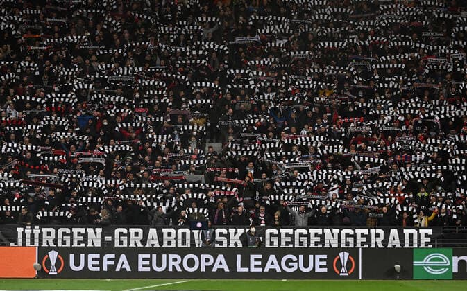 07.04.2022, xjhx, Fussball UEFA Europa League, Eintracht Frankfurt - FC Barcelona, Barca emspor, v.l. Fans Eintracht Frankfurt, Stimmung, Schals, (DFL DFB REGULATIONS PROHIBIT ANY USE OF PHOTOGRAPHS as IMAGE SEQUENCES and or QUASI-VIDEO) Frankfurt am Main