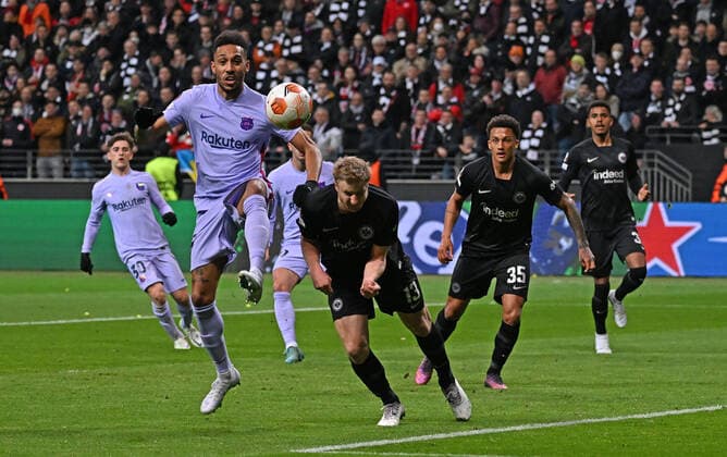 07.04.2022, xjhx, Fussball UEFA Europa League, Eintracht Frankfurt - FC Barcelona, Barca emspor, v.l. Pierre-Emerick Aubameyang (FC Barcelona) Martin Hinteregger (Eintracht Frankfurt) zautz Zweikampf, Aktion, action, battle for the ball (DFL DFB REGULATIONS PROHIBIT ANY USE OF PHOTOGRAPHS as IMAGE SEQUENCES and or QUASI-VIDEO) Frankfurt am Main