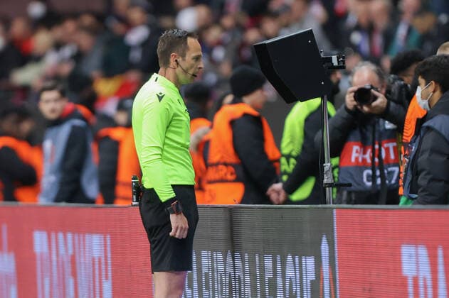 Eintracht Frankfurt - FC Barcelona, Barca UEFA Europa League Schiedsrichter Srdjan Jovanovic (Serbien) überprüft den VAR. Viertelfinal-Hinspiel der UEFA Europa League zwischen Eintracht Frankfurt und dem FC Barcelona am 7. April 2022 im Deutsche Bank Park in Frankfurt am Main., Frankfurt am Main Hessen Deutschland Deutsche Bank Park