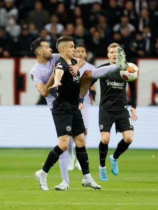 07.04.2022, Fussball, Europa League, Viertelfinale, Eintracht Frankfurt - FC Barcelona, Barca GER, Frankfurt am Main, Deutsche Bank Park Bild: v. li. Sergio Busquets (FC Barcelona) und Santos Borre (Eintracht Frankfurt) Copyright: HMBxMedia xHeikoxBecker