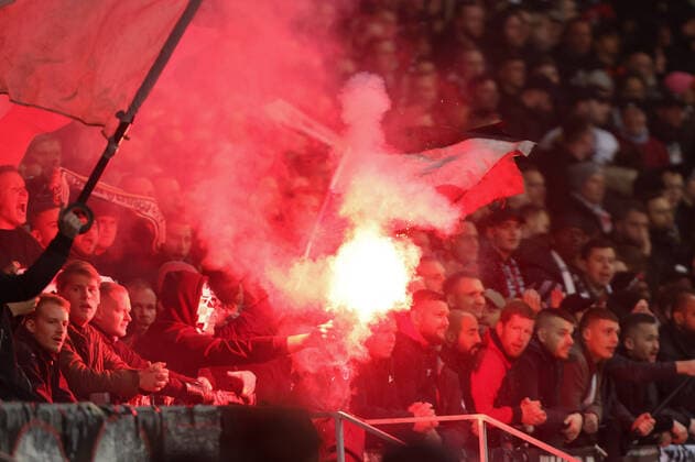 Eintracht Frankfurt - FC Barcelona, Barca UEFA Europa League Ultras brennen Bengalos ab. Viertelfinal-Hinspiel der UEFA Europa League zwischen Eintracht Frankfurt und dem FC Barcelona am 7. April 2022 im Deutsche Bank Park in Frankfurt am Main., Frankfurt am Main Hessen Deutschland Deutsche Bank Park