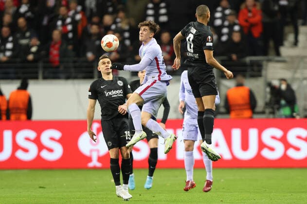 Eintracht Frankfurt - FC Barcelona, Barca UEFA Europa League Gavi (FC Barcelona, 30) gegen Djibril Sow (Eintracht Frankfurt, 8). Viertelfinal-Hinspiel der UEFA Europa League zwischen Eintracht Frankfurt und dem FC Barcelona am 7. April 2022 im Deutsche Bank Park in Frankfurt am Main., Frankfurt am Main Hessen Deutschland Deutsche Bank Park