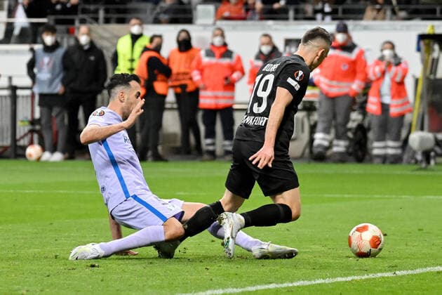 Frankfurt, Deutsche Bank Park, 07.04.22, GER, Herren, UEFA Europa League, Saison 2021-2022, Eintracht Frankfurt - FC Barcelona, Barca Bild: v. li. im Zweikampf Sergio Busquets (Barcelona) und Rafael Santos Borre (Frankfurt). VAR korrigiert Elfmeterentscheidung Nur fuer journalistische Zwecke! Only for editorial use! Gemaess den Vorgaben der DFL Deutsche Fußball Liga ist es untersagt, in dem Stadion und oder vom Spiel angefertigte Fotoaufnahmen in Form von Sequenzbildern und oder videoaehnlichen Fotostrecken zu verwerten bzw. verwerten zu lassen. DFL regulations prohibit any use of photographs as image sequences and or quasi-video. Hessen Deutschland