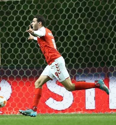 Mandatory Credit: Photo by Michael Zemanek Shutterstock (12885087x) Abel Ruiz of Braga celebrates scoring the opening goal while John Lundstram of Rangers looks dejected Braga v Rangers, UEFA Europa League, Quarter Final, First Leg, Football, Estadio Municipal de Braga, Braga, Portugal - 07 Apr 2022 EDITORIAL USE ONLY No use with unauthorised audio, video, data, fixture lists, club league logos or live services. Online in-match use limited to 120 images, no video emulation. No use in betting, games or single club league player publications. Braga v Rangers, UEFA Europa League, Quarter Final, First Leg, Football, Estadio Municipal de Braga, Braga, Portugal - 07 Apr 2022 EDITORIAL USE ONLY No use with unauthorised audio, video, data, fixture lists, club league logos or live services. Online in-match use limited to 120 images, no video emulation. No use in betting, games or single club league player publications. Copyright: xMichaelxZemanek Shutterstockx 12885087x