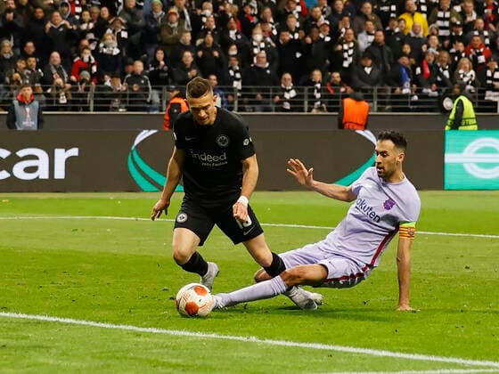 07.04.2022, Fussball, Europa League, Viertelfinale, Eintracht Frankfurt - FC Barcelona, Barca GER, Frankfurt am Main, Deutsche Bank Park Bild: v. li. Santos Borre (Eintracht Frankfurt) und Sergio Busquets (FC Barcelona) nach dieser Szene Entschied Referee Srdjan Jovanovic zuerst auf Strafstoss Copyright: HMBxMedia xHeikoxBecker