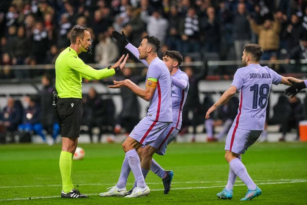 Srdjan Jovanovic (Schiedsrichter) mit Sergio Busquets FC Barcelona, Barca 5), Pedri (FC Barcelona, 16) und Jordi Alba (FC Barcelona, 18) nach seinem Pfiff zum Elfmeter, Eintracht Frankfurt vs. FC Barcelona, Fussball, Europa League, Viertelfinale, Hinspiel, Saison 2021 2022, 07.04.2022, Eintracht Frankfurt vs. FC Barcelona, Fussball, Europa League, Viertelfinale, Hinspiel, Saison 2021 2022, 07.04.2022 Frankfurt am Main Copyright: xEibner-Pressefotox EP_EER