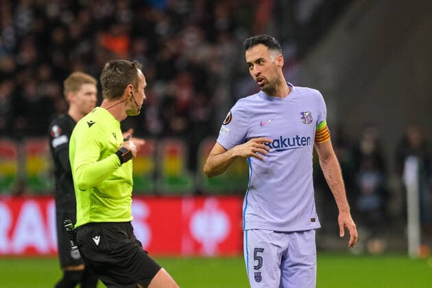 Srdjan Jovanovic (Schiedsrichter) mit Sergio Busquets FC Barcelona, Barca 5), Eintracht Frankfurt vs. FC Barcelona, Fussball, Europa League, Viertelfinale, Hinspiel, Saison 2021 2022, 07.04.2022, Eintracht Frankfurt vs. FC Barcelona, Fussball, Europa League, Viertelfinale, Hinspiel, Saison 2021 2022, 07.04.2022 Frankfurt am Main Copyright: xEibner-Pressefotox EP_EER