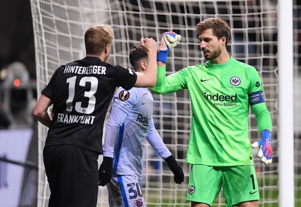 FUSSBALL EUROPA LEAGUE SAISON 2021 2022 Viertelfinal Hinspiel Eintracht Frankfurt - FC Barcelona, Barca 07.04.2022 Torwart Kevin Trapp (re) klatscht Martin Hinteregger (li, Eintracht Frankfurt) ab