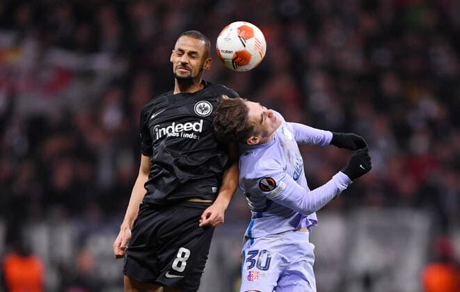 FUSSBALL EUROPA LEAGUE SAISON 2021 2022 Viertelfinal Hinspiel Eintracht Frankfurt - FC Barcelona, Barca 07.04.2022 Djibri Sow (li, Eintracht Frankfurt) gegen Gavi (Barca)