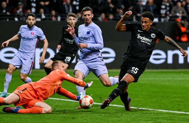 07.04.2022, xpsx, Fussball UEFA Europa League Viertelfinale, Eintracht Frankfurt - FC Barcelona, Barca v.l. Marc Andre ter Stegen (FC Barcelona), Tuta (Eintracht Frankfurt) (DFL DFB REGULATIONS PROHIBIT ANY USE OF PHOTOGRAPHS as IMAGE SEQUENCES and or QUASI-VIDEO) emspor Frankfurt