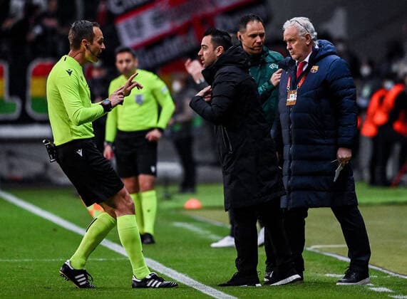 07.04.2022, xpsx, Fussball UEFA Europa League Viertelfinale, Eintracht Frankfurt - FC Barcelona, Barca v.l. schiedsrichter Srdjan Jovanovic , Xavi - Xavier Hernandez Creus (Trainer Head Coach FC Barcelona) (DFL DFB REGULATIONS PROHIBIT ANY USE OF PHOTOGRAPHS as IMAGE SEQUENCES and or QUASI-VIDEO) emspor Frankfurt
