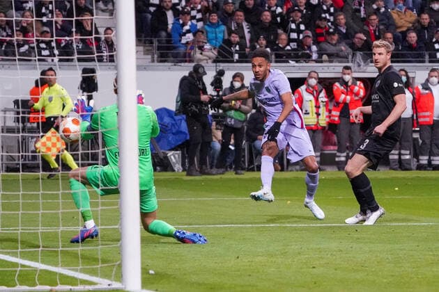 Pierre-Emerick Aubameyang FC Barcelona, Barca Barca) scheitert an Torwart Kevin Trapp (Eintracht Frankfurt) - Frankfurt 07.04.2022: Eintracht Frankfurt vs. FC Barcelona, UEFA Europa League, Viertelfinale, Hinspiel