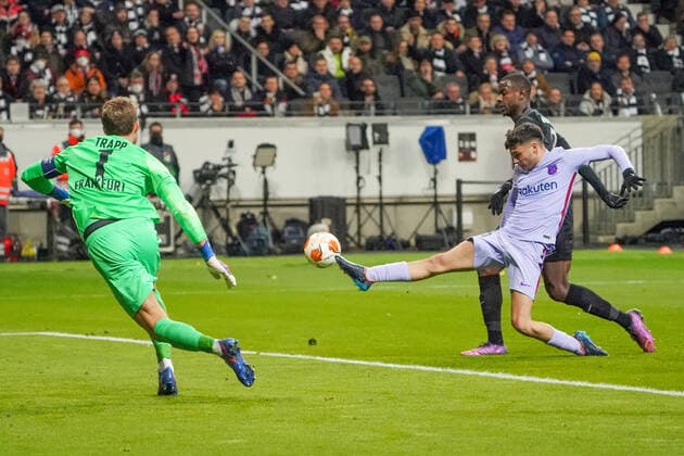 Pedri FC Barcelona, Barca Barca) verpasst den Ball knapp - Frankfurt 07.04.2022: Eintracht Frankfurt vs. FC Barcelona, UEFA Europa League, Viertelfinale, Hinspiel