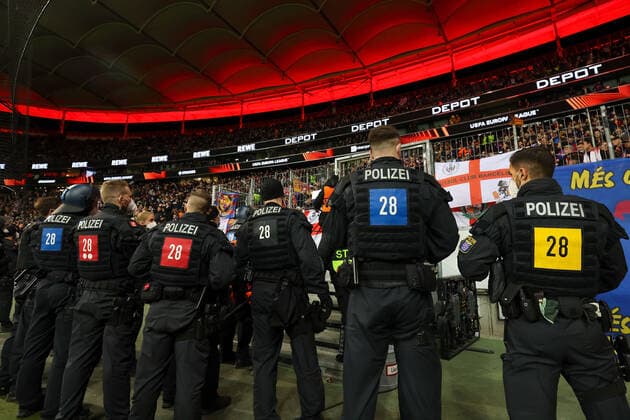 Frankfurt am Main, 07.04.2022 xjfx Fussball UEFA Europa League, Eintracht Frankfurt - FC Barcelona, Barca emspor, emonline, v.l., Polizeieinsatz von den FC Barcelona fans, Stimmung, Fahnen, Chals Copyright: JoaquimxFerreira