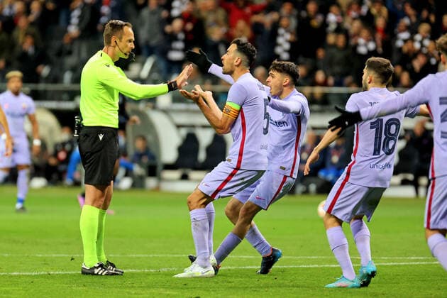 Frankfurt, Deutschland 07. April 2022: Europa League - 2021 2022 - Eintracht Frankfurt vs. FC Barcelona, Barca Busquets (Barca) und Pedri (Barca) reklamieren lautstark und gestenreich die vermeintliche Elfmeterentscheidung von Schiedsrichter Srdan Jovanovic (Serbien). Deutsche Bank Park Hessen Copyright: xFotostandx xRacochax