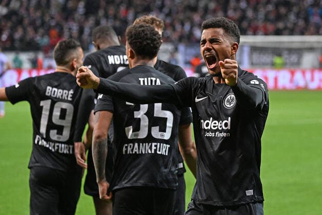 07.04.2022, xjhx, Fussball UEFA Europa League, Eintracht Frankfurt - FC Barcelona, Barca emspor, v.l. Torjubel nach dem Tor zum celebrating the goal celebrate 1:0 durch Ansgar Knauff (Eintracht Frankfurt) (DFL DFB REGULATIONS PROHIBIT ANY USE OF PHOTOGRAPHS as IMAGE SEQUENCES and or QUASI-VIDEO) Frankfurt am Main