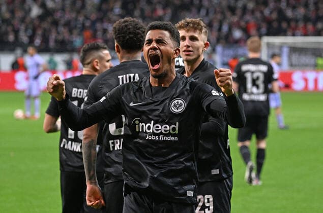 07.04.2022, xjhx, Fussball UEFA Europa League, Eintracht Frankfurt - FC Barcelona, Barca emspor, v.l. Torjubel nach dem Tor zum celebrating the goal celebrate 1:0 durch Ansgar Knauff (Eintracht Frankfurt) (DFL DFB REGULATIONS PROHIBIT ANY USE OF PHOTOGRAPHS as IMAGE SEQUENCES and or QUASI-VIDEO) Frankfurt am Main