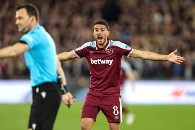 West Ham v Lyon 6 April 2022, London - EUROPA League Football, Quarter-Finals, First Leg - West Ham v Olympique Lyonnais - Pablo Fornals of West Ham argues with referee Felix Zwayer - Photo: Charlotte Wilson Offside. London UK Copyright: xCharlottexWilsonx xOffsidexOffside
