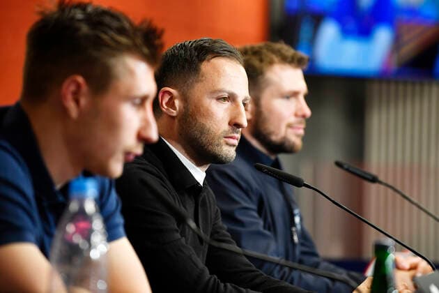 Fußball UEFA Europa League, Viertelfinale, Hinspiel Saison 2021 2022, RB Leipzig vs. Atalanta Bergamo (07.04.2022) 1:1 (0:1) Willi Orban (Innenverteidiger RB Leipzig, Rueckennummer 4, 4), Domenico Tedesco (Trainer RB Leipzig), Till Mueller (Pressesprecher RB Leipzig) (v.l.n.r.) auf der Pressekonferenz nach dem Spiel RB Leipzig gegen Bergamo (07.04.2022) Leipzig Sachsen Deutschland Red Bull Arena