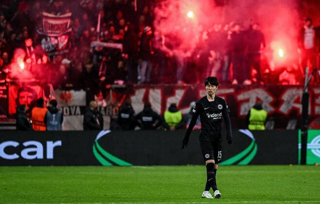 07.04.2022, xpsx, Fussball UEFA Europa League Viertelfinale, Eintracht Frankfurt - FC Barcelona, Barca v.l. Daichi Kamada (Eintracht Frankfurt) bengalos (DFL DFB REGULATIONS PROHIBIT ANY USE OF PHOTOGRAPHS as IMAGE SEQUENCES and or QUASI-VIDEO) emspor Frankfurt