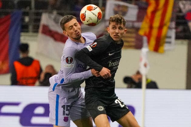 Jesper Lindström (Eintracht Frankfurt) gegen Clement Lenglet FC Barcelona, Barca Barca) - Frankfurt 07.04.2022: Eintracht Frankfurt vs. FC Barcelona, UEFA Europa League, Viertelfinale, Hinspiel
