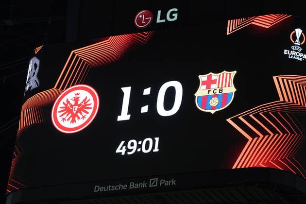 Spielstand auf der Anzeigetafel - Frankfurt 07.04.2022: Eintracht Frankfurt vs. FC Barcelona, Barca UEFA Europa League, Viertelfinale, Hinspiel