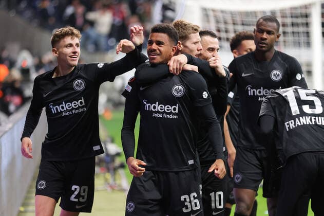 Eintracht Frankfurt - FC Barcelona, Barca UEFA Europa League Tor für Frankfurt zum 1:0 durch Ansgar Knauff (Eintracht Frankfurt, 36). Jubel mit Jesper Lindström (Eintracht Frankfurt, 29). Viertelfinal-Hinspiel der UEFA Europa League zwischen Eintracht Frankfurt und dem FC Barcelona am 7. April 2022 im Deutsche Bank Park in Frankfurt am Main., Frankfurt am Main Hessen Deutschland Deutsche Bank Park