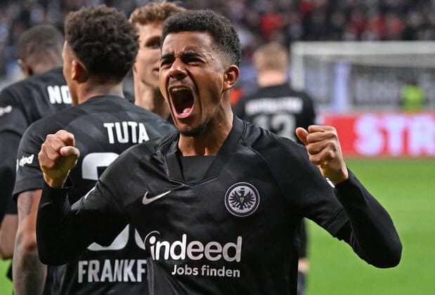 Sport Bilder des Tages 07.04.2022, xjhx, Fussball UEFA Europa League, Eintracht Frankfurt - FC Barcelona, Barca emspor, v.l. Torjubel nach dem Tor zum celebrating the goal celebrate 1:0 durch Ansgar Knauff (Eintracht Frankfurt) (DFL DFB REGULATIONS PROHIBIT ANY USE OF PHOTOGRAPHS as IMAGE SEQUENCES and or QUASI-VIDEO) Frankfurt am Main