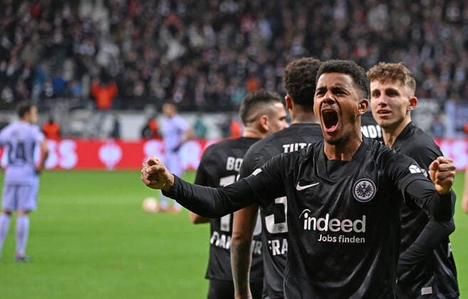 07.04.2022, xjhx, Fussball UEFA Europa League, Eintracht Frankfurt - FC Barcelona, Barca emspor, v.l. Torjubel nach dem Tor zum celebrating the goal celebrate 1:0 durch Ansgar Knauff (Eintracht Frankfurt) (DFL DFB REGULATIONS PROHIBIT ANY USE OF PHOTOGRAPHS as IMAGE SEQUENCES and or QUASI-VIDEO) Frankfurt am Main