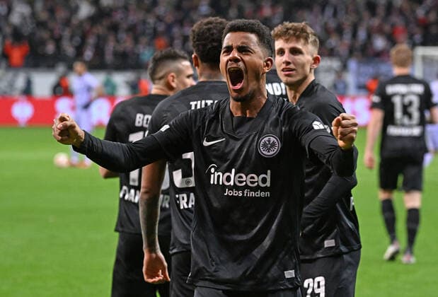 07.04.2022, xjhx, Fussball UEFA Europa League, Eintracht Frankfurt - FC Barcelona, Barca emspor, v.l. Torjubel nach dem Tor zum celebrating the goal celebrate 1:0 durch Ansgar Knauff (Eintracht Frankfurt) (DFL DFB REGULATIONS PROHIBIT ANY USE OF PHOTOGRAPHS as IMAGE SEQUENCES and or QUASI-VIDEO) Frankfurt am Main