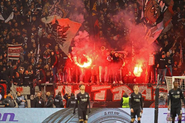 Frankfurt, Deutschland 07. April 2022: Europa League - 2021 2022 - Eintracht Frankfurt vs. FC Barcelona, Barca Eintracht Ultras feiern mit Bengalos das Tor zum 1:0. Deutsche Bank Park Hessen Copyright: xFotostandx xRacochax