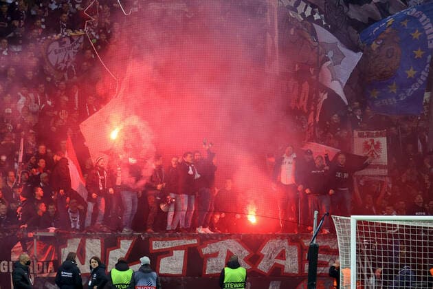Frankfurt, Deutschland 07. April 2022: Europa League - 2021 2022 - Eintracht Frankfurt vs. FC Barcelona, Barca Eintracht Ultras feiern mit Bengalos das Tor zum 1:0. Deutsche Bank Park Hessen Copyright: xFotostandx xRacochax