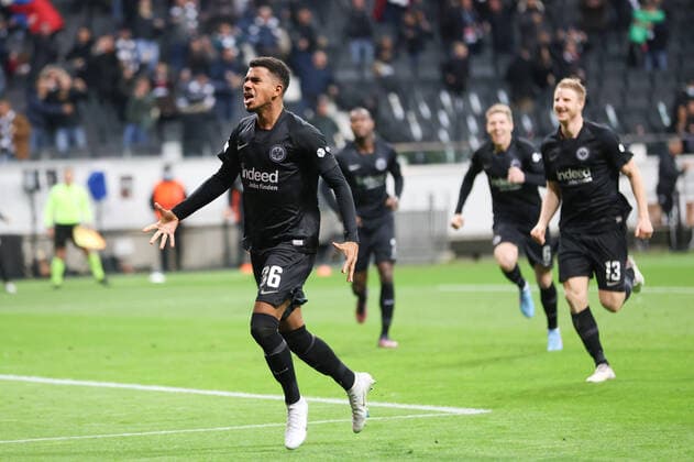 Eintracht Frankfurt - FC Barcelona, Barca UEFA Europa League Tor für Frankfurt zum 1:0 durch Ansgar Knauff (Eintracht Frankfurt, 36). Jubel mit Martin Hinteregger (Eintracht Frankfurt, 13). Viertelfinal-Hinspiel der UEFA Europa League zwischen Eintracht Frankfurt und dem FC Barcelona am 7. April 2022 im Deutsche Bank Park in Frankfurt am Main., Frankfurt am Main Hessen Deutschland Deutsche Bank Park