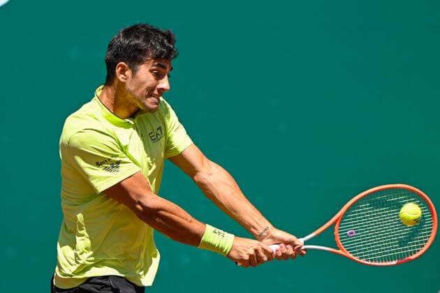 HOUSTON, TX - APRIL 07: Cristian Garin (CHI) hits a return during the US Clay Court Championships Rd2 singles match at River Oaks Country Club on April 7, 2022 in Houston, TX. (Photo by Ken Murray Icon Sportswire) TENNIS: APR 07 U.S. Men™s Clay Court Championship Icon220407021