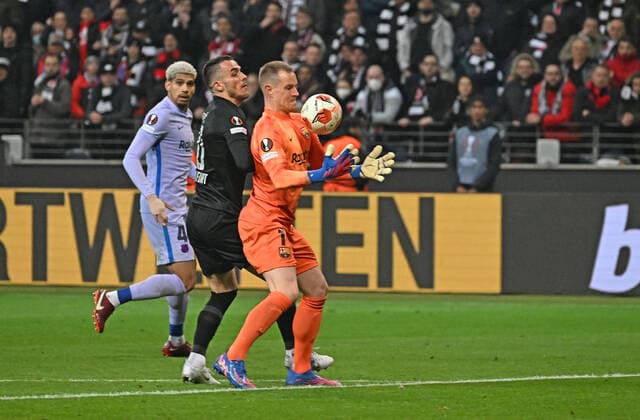 07.04.2022, xjhx, Fussball UEFA Europa League, Eintracht Frankfurt - FC Barcelona, Barca emspor, v.l. Filip Kostic (Eintracht Frankfurt) Marc Andre ter Stegen (FC Barcelona) Zweikampf, Aktion, action, battle for the ball (DFL DFB REGULATIONS PROHIBIT ANY USE OF PHOTOGRAPHS as IMAGE SEQUENCES and or QUASI-VIDEO) Frankfurt am Main
